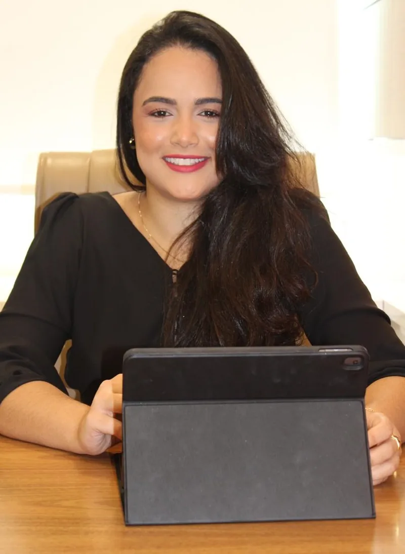 Bárbara de Paula em seu ambiente de atendimento online